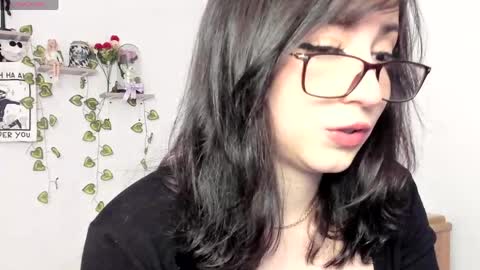 Snapshot of livemakio chatting on 04/18/26, 05:55 Liz online show from 04/18/26, 05:55