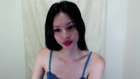 Snapshot of liviacum_ chatting on 10/26/25, 12:05 Lvia online show from 10/26/25, 12:05