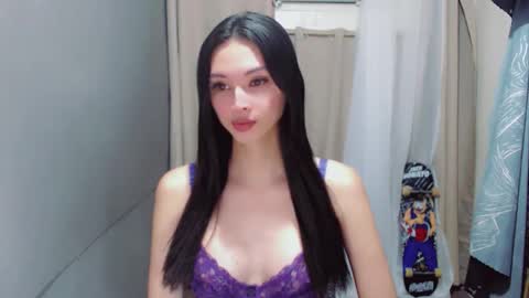 Snapshot of liviacum_ chatting on 04/23/26, 02:19 Lvia online show from 04/23/26, 02:19