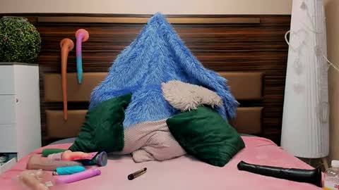 Snapshot of liviahott chatting on 12/15/24, 12:49 Livia and Lucy D online show from 12/15/24, 12:49