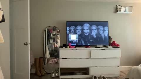 Snapshot of livvymack chatting on 09/19/25, 03:13 Livvy online show from 09/19/25, 03:13