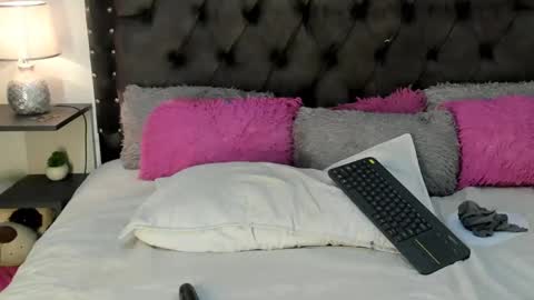 Snapshot of lizathomson_ chatting on 02/19/25, 06:43 liza online show from 02/19/25, 06:43