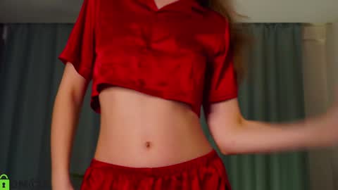 Snapshot of lizbethcoll chatting on 12/18/24, 04:39 Sunnheart online show from 12/18/24, 04:39