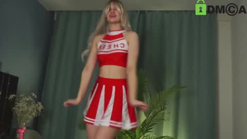 Snapshot of lizbethcoll chatting on 01/08/25, 04:22 Sunnheart online show from 01/08/25, 04:22