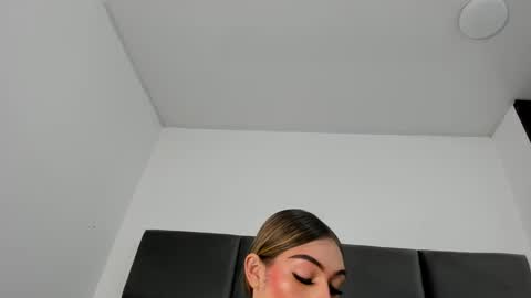 Snapshot of lizz_luna chatting on 09/19/25, 01:45 lizz_luna online show from 09/19/25, 01:45