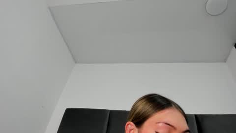 Snapshot of lizz_luna chatting on 10/17/25, 03:47 lizz_luna online show from 10/17/25, 03:47