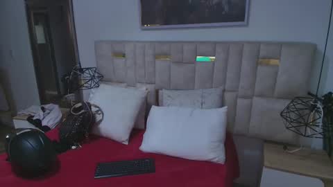 Snapshot of lizz_tender chatting on 11/22/25, 11:42 Lizz online show from 11/22/25, 11:42