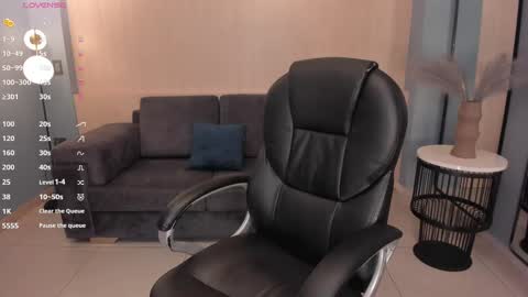Snapshot of lizzhamilton_ chatting on 03/02/25, 12:09 Lizzi  online show from 03/02/25, 12:09