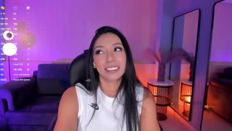 Snapshot of lizzhamilton_ chatting on 03/06/25, 08:37 Lizzi  online show from 03/06/25, 08:37