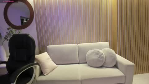 Snapshot of lizzhamilton_ chatting on 03/10/25, 08:23 Lizzi  online show from 03/10/25, 08:23