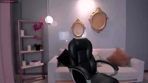 Snapshot of lizzhamilton_ chatting on 09/15/25, 08:42 Lizzi  online show from 09/15/25, 08:42