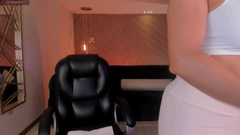 Snapshot of lizzhamilton_ chatting on 11/20/25, 09:36 Lizzi online show from 11/20/25, 09:36