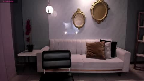 Snapshot of lizzhamilton_ chatting on 11/24/25, 09:14 Lizzi online show from 11/24/25, 09:14