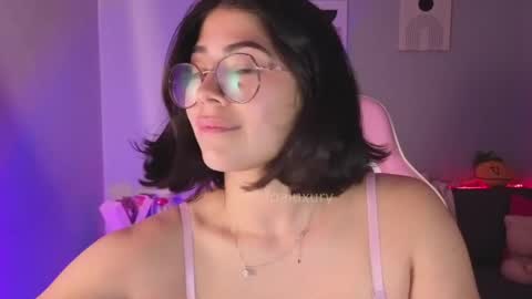 Snapshot of loaluxury chatting on 04/19/26, 09:17 Pamela online show from 04/19/26, 09:17