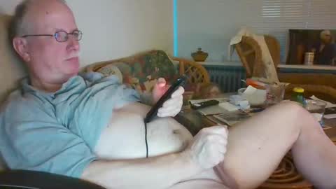 Snapshot of loewe39238 chatting on 01/29/25, 07:04 loewe39238 online show from 01/29/25, 07:04