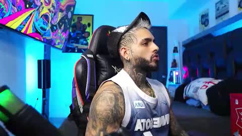 logan_hugh8 online show from 02/15/26, 08:38