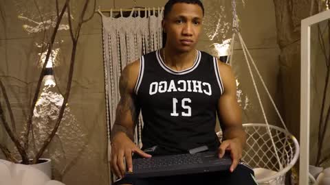 Snapshot of logan_varela chatting on 09/12/25, 12:27 logan_varela online show from 09/12/25, 12:27