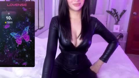 Snapshot of loisewilliams chatting on 12/23/25, 10:46 Mistress L online show from 12/23/25, 10:46