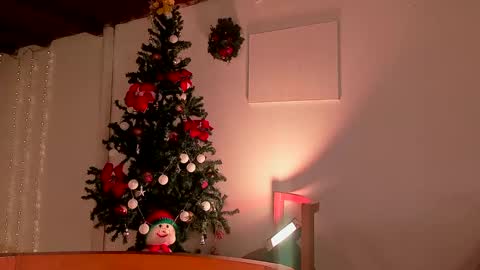 Snapshot of lola_cocks chatting on 12/19/24, 01:28 mara online show from 12/19/24, 01:28