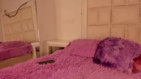 Snapshot of lola_js chatting on 10/27/25, 12:53 lola_js online show from 10/27/25, 12:53