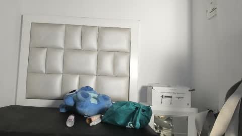 Snapshot of lola_js chatting on 11/18/25, 04:39 lola_js online show from 11/18/25, 04:39