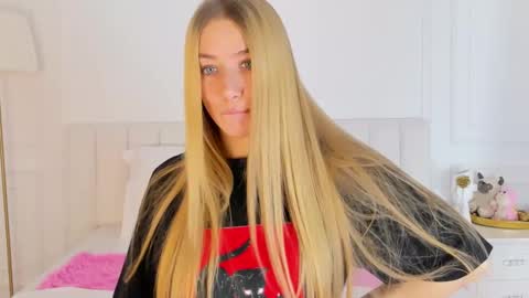 lola_lewis online show from 12/03/25, 09:18