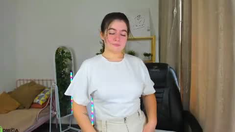 Snapshot of lola_loco chatting on 08/04/26, 01:20 Margo online show from 08/04/26, 01:20