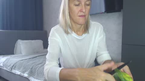 Lola online show from 10/06/25, 06:44