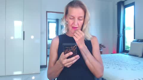 Snapshot of lolaaelita chatting on 04/01/26, 10:05 Lola online show from 04/01/26, 10:05