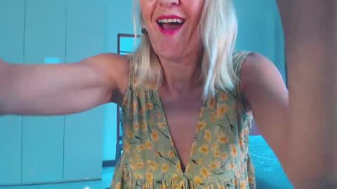 Snapshot of lolaaelita chatting on 04/13/26, 04:51 Lola online show from 04/13/26, 04:51