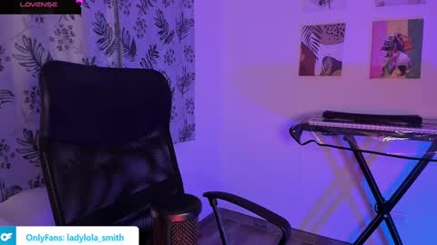 lolaasmith_21 online show from 03/06/25, 12:10