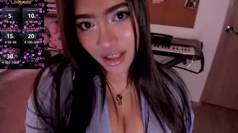 lolaasmith_21 online show from 09/26/25, 08:46