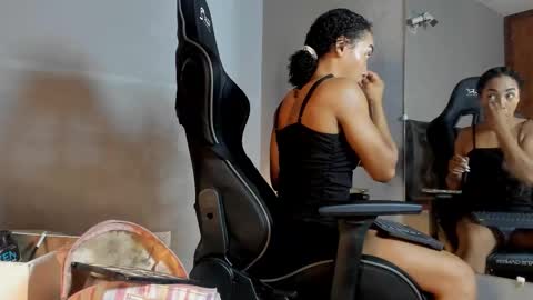 Snapshot of lolareyes1 chatting on 12/05/25, 04:10 lolareyes1 online show from 12/05/25, 04:10