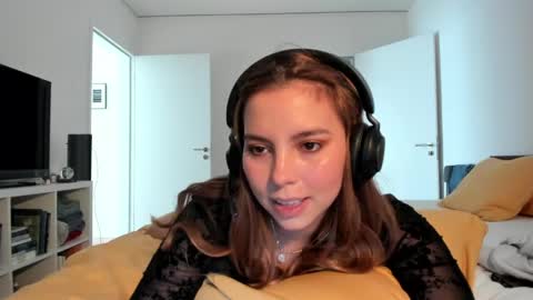 Snapshot of lolaverse chatting on 04/18/26, 02:32 Lola doll online show from 04/18/26, 02:32