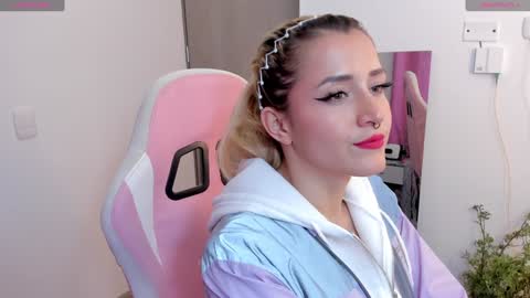 Snapshot of lolly_js_ chatting on 01/04/25, 02:35 Lolly  online show from 01/04/25, 02:35