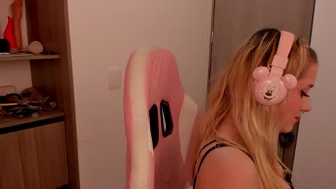 Snapshot of lolly_js_ chatting on 02/15/25, 02:58 Lolly  online show from 02/15/25, 02:58