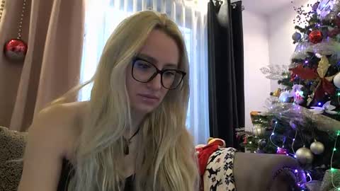 Snapshot of lolly_kaia chatting on 12/14/25, 07:58 Lolly online show from 12/14/25, 07:58