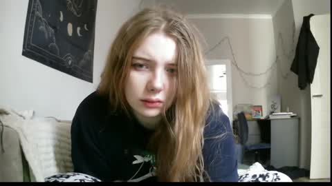 Snapshot of lollylol11 chatting on 12/17/24, 08:34 Lilly online show from 12/17/24, 08:34