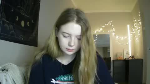 Snapshot of lollylol11 chatting on 12/23/24, 05:11 Lilly online show from 12/23/24, 05:11