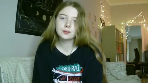 Snapshot of lollylol11 chatting on 12/24/24, 11:33 Lilly online show from 12/24/24, 11:33