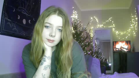 Snapshot of lollylol11 chatting on 12/28/24, 10:13 Lilly online show from 12/28/24, 10:13