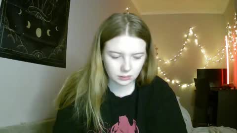 Snapshot of lollylol11 chatting on 01/23/25, 03:54 Lilly online show from 01/23/25, 03:54