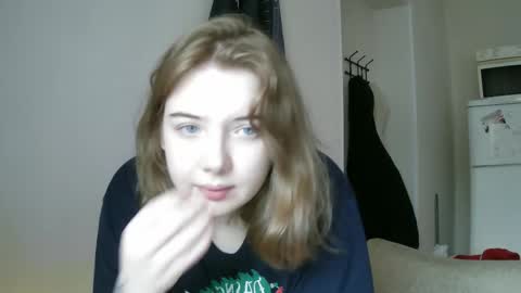 Snapshot of lollylol11 chatting on 02/11/25, 11:21 Lilly online show from 02/11/25, 11:21