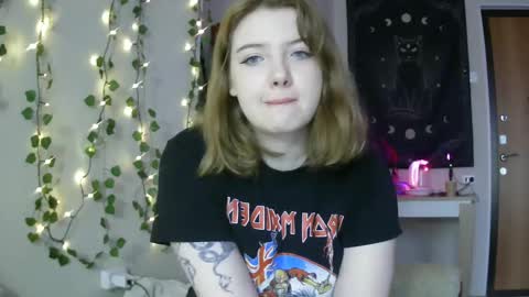 Snapshot of lollylol11 chatting on 03/06/25, 12:30 Lilly online show from 03/06/25, 12:30