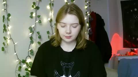 Snapshot of lollylol11 chatting on 03/12/25, 02:23 Lilly online show from 03/12/25, 02:23