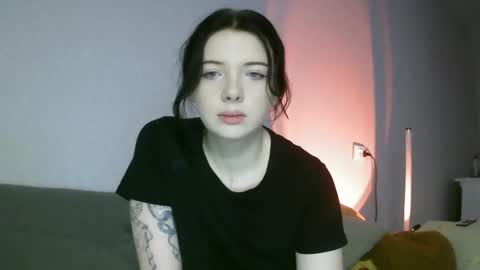 Snapshot of lollylol11 chatting on 11/13/25, 05:34 Lilly online show from 11/13/25, 05:34