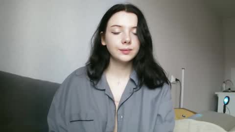 Snapshot of lollylol11 chatting on 11/16/25, 11:27 Lilly online show from 11/16/25, 11:27