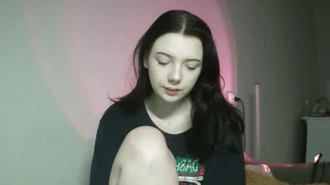 Snapshot of lollylol11 chatting on 11/25/25, 04:40 Lilly online show from 11/25/25, 04:40