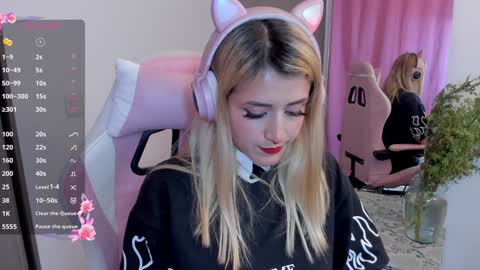 Snapshot of lollypetitte_ chatting on 12/30/24, 03:03 Lolly online show from 12/30/24, 03:03