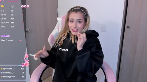 Snapshot of lollypetitte_ chatting on 12/31/24, 04:27 Lolly online show from 12/31/24, 04:27